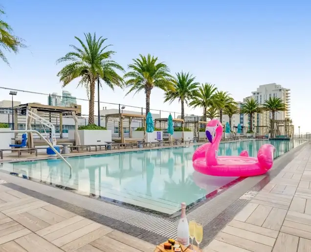 vacation-condos-florida-large-swimming-pool-area-amenity